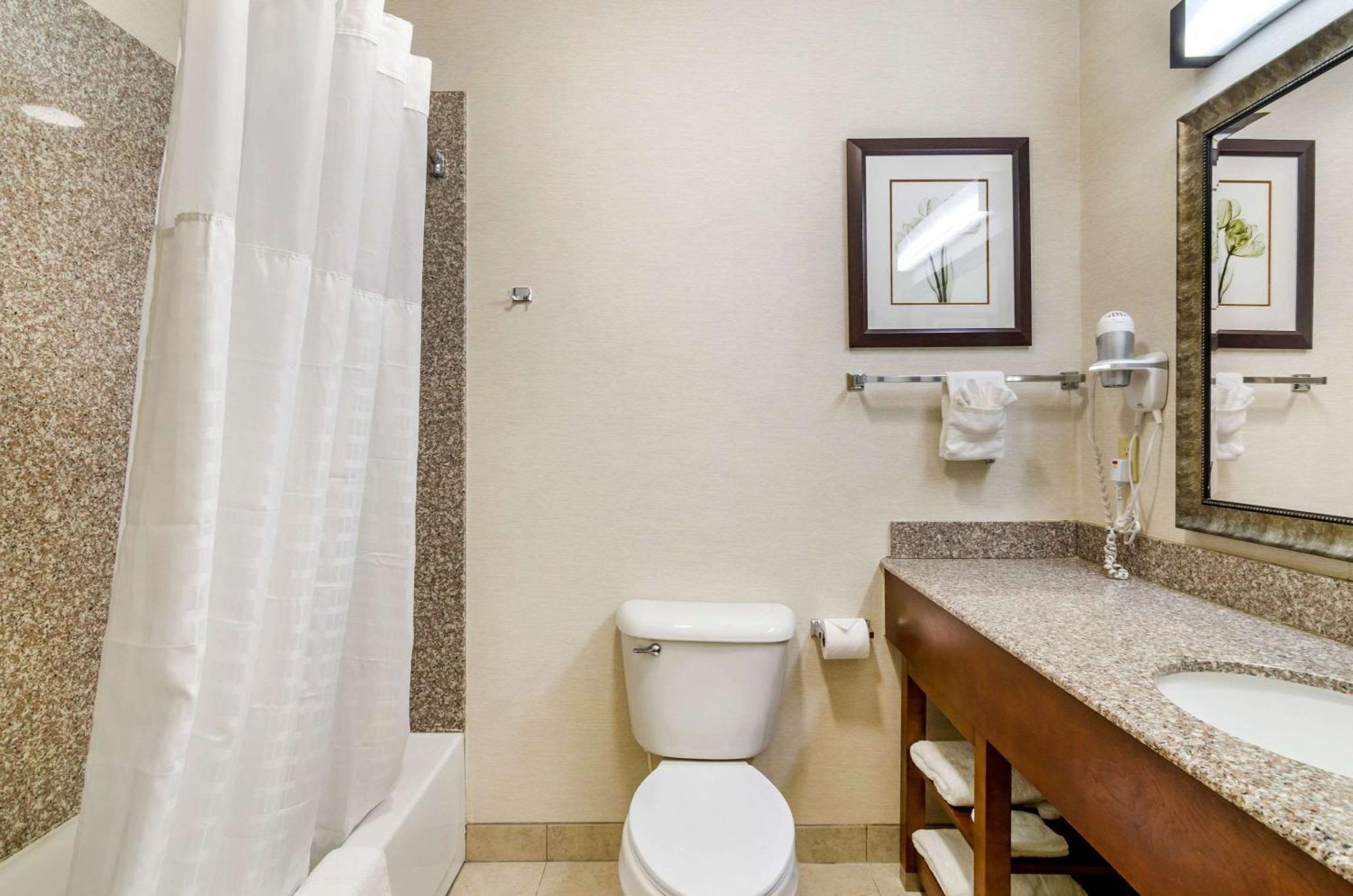 Comfort Inn & Suites Near Bethel College Newton Luaran gambar