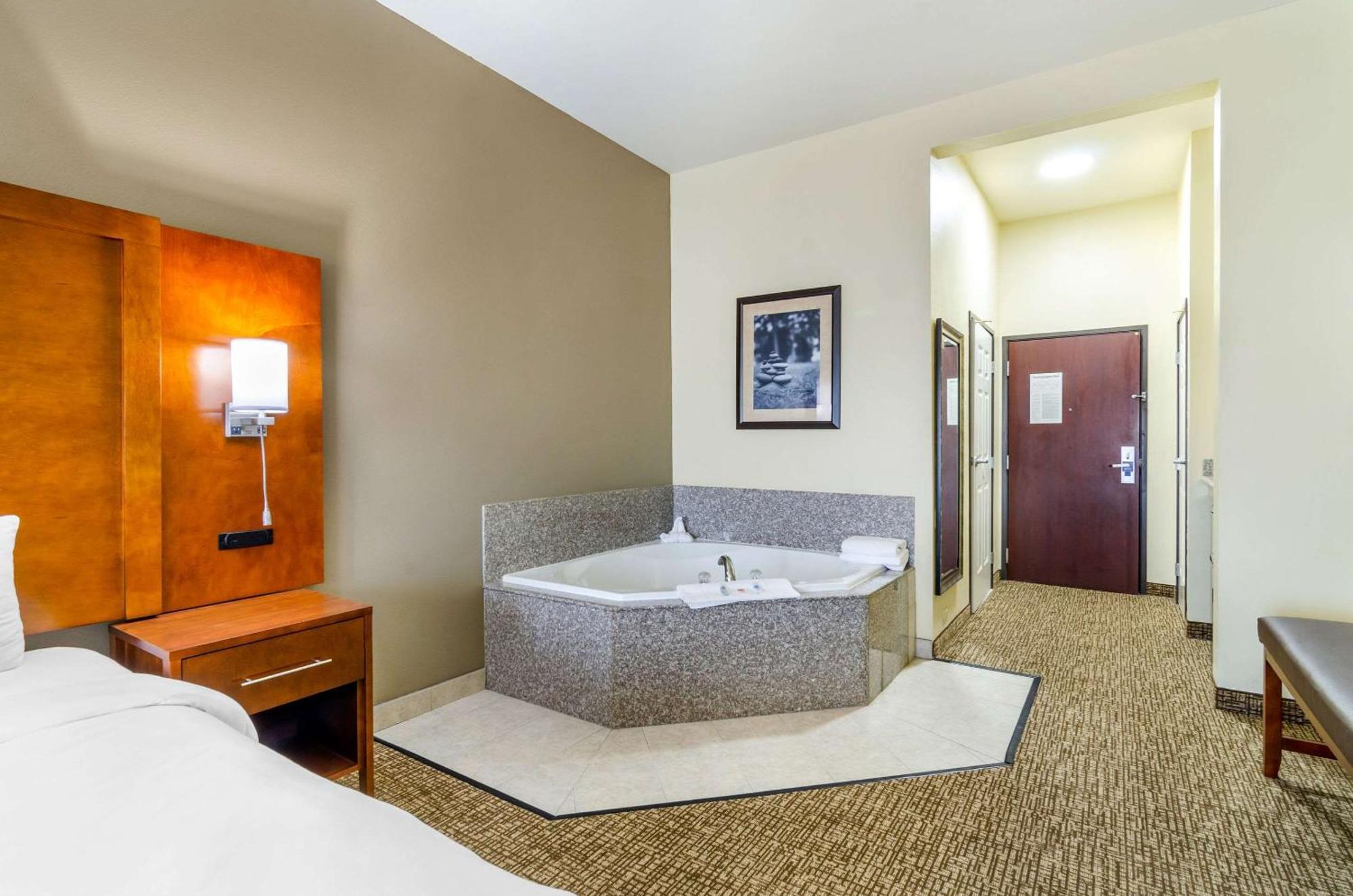 Comfort Inn & Suites Near Bethel College Newton Luaran gambar